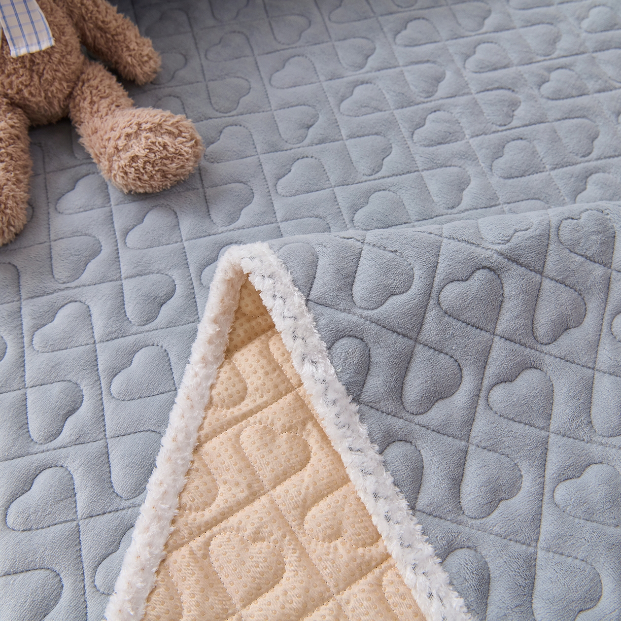 91家纺网 家纺一手货源 找家纺 拾小柒 2025年新款牛奶绒防滑床护垫加厚床垫隔脏垫冬季褥子床盖三件套 浅灰