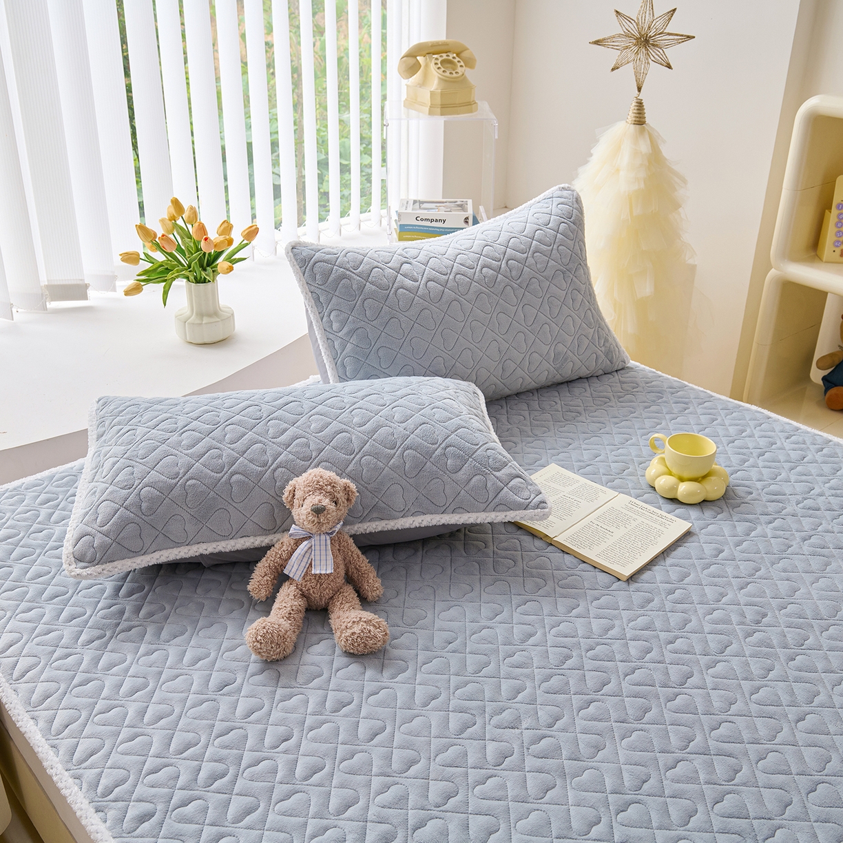 91家纺网 家纺一手货源 找家纺 拾小柒 2025年新款牛奶绒防滑床护垫加厚床垫隔脏垫冬季褥子床盖三件套 浅灰