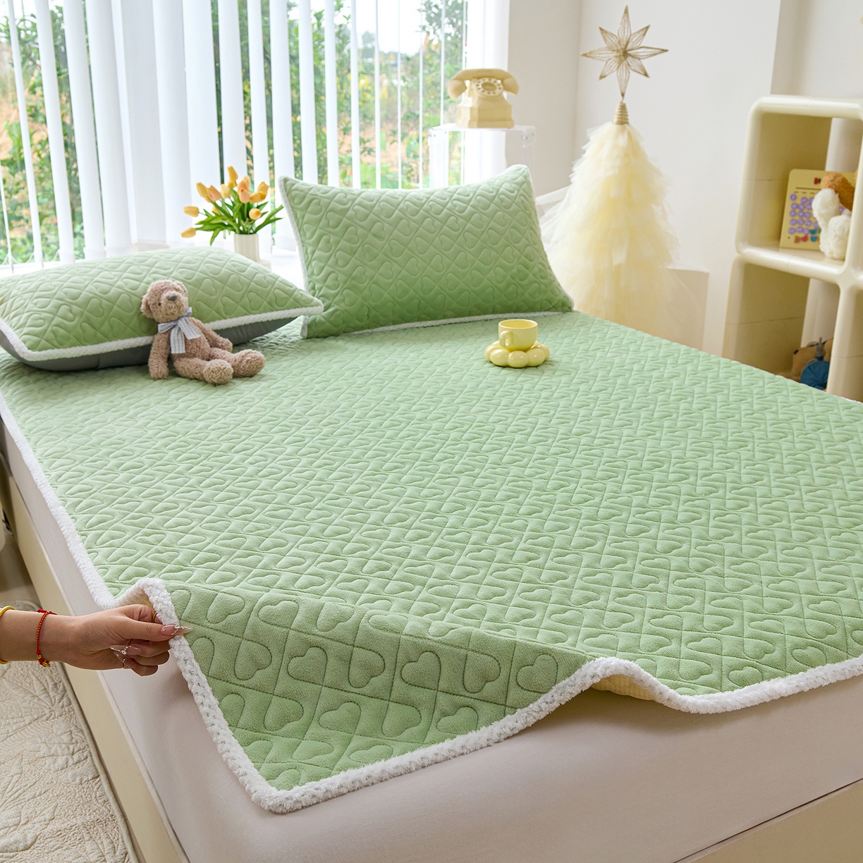 91家纺网 家纺一手货源 找家纺 拾小柒 2025年新款牛奶绒防滑床护垫加厚床垫隔脏垫冬季褥子床盖三件套 淡绿