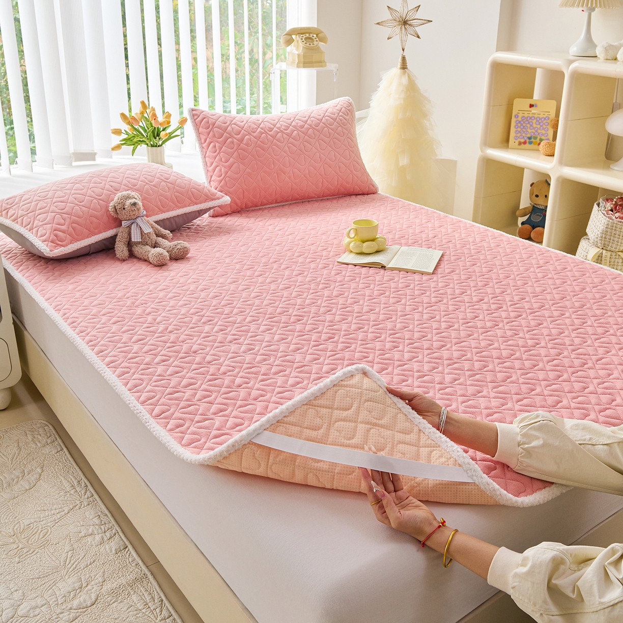 91家纺网 家纺一手货源 找家纺 拾小柒 2025年新款牛奶绒防滑床护垫加厚床垫隔脏垫冬季褥子床盖三件套 浅粉