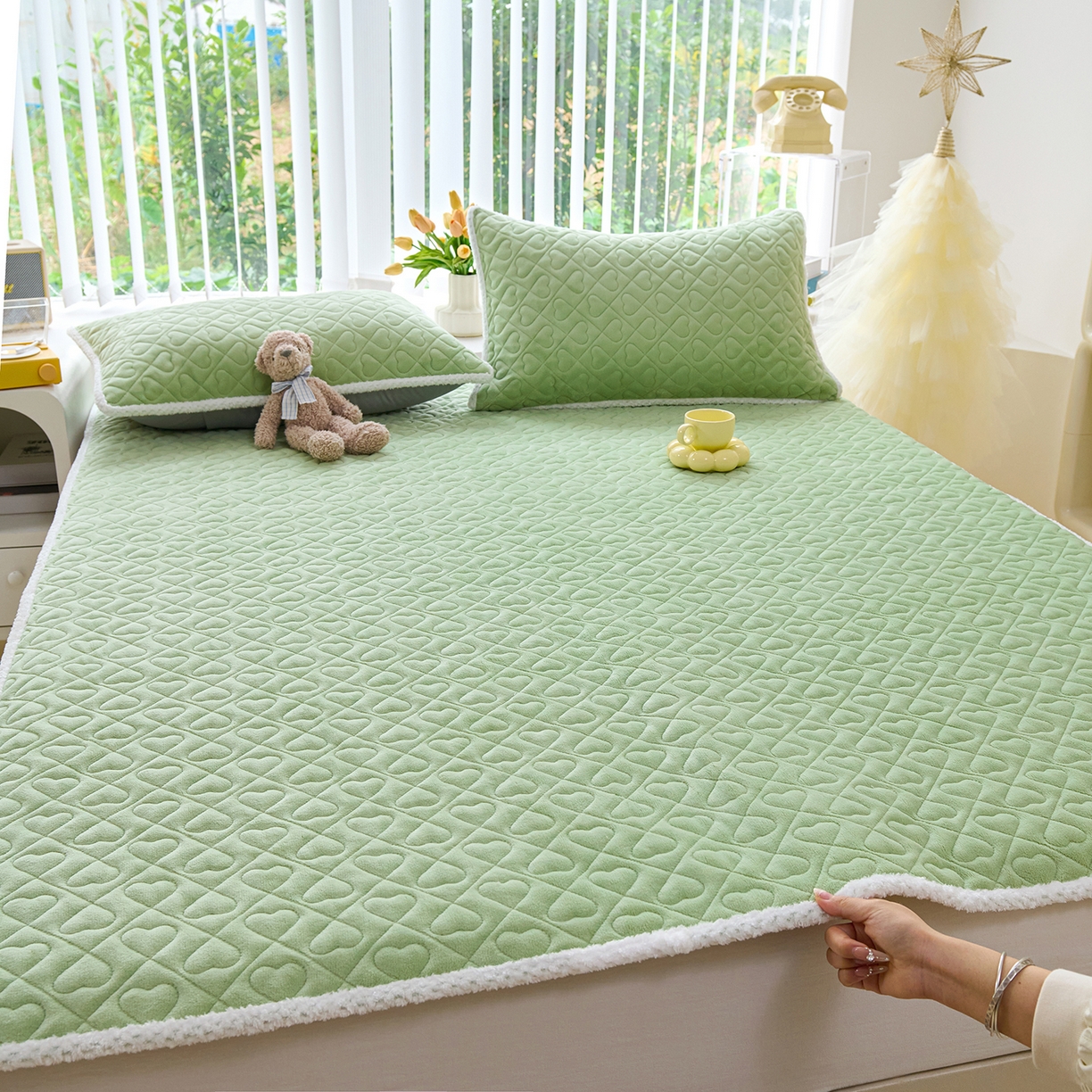 91家纺网 家纺一手货源 找家纺 拾小柒 2025年新款牛奶绒防滑床护垫加厚床垫隔脏垫冬季褥子床盖三件套 淡绿