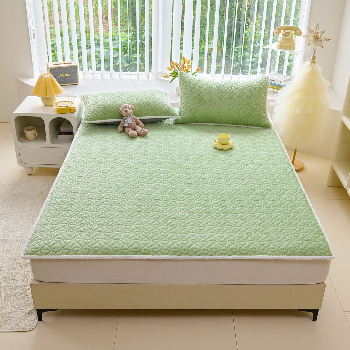 91家纺网 家纺一手货源 找家纺 拾小柒 2025年新款牛奶绒防滑床护垫加厚床垫隔脏垫冬季褥子床盖三件套 淡绿