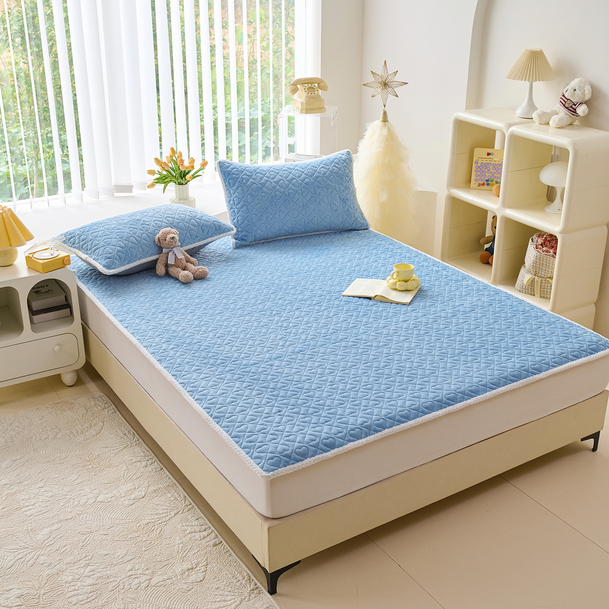 91家纺网 家纺一手货源 找家纺 拾小柒 2025年新款牛奶绒防滑床护垫加厚床垫隔脏垫冬季褥子床盖三件套 浅水兰