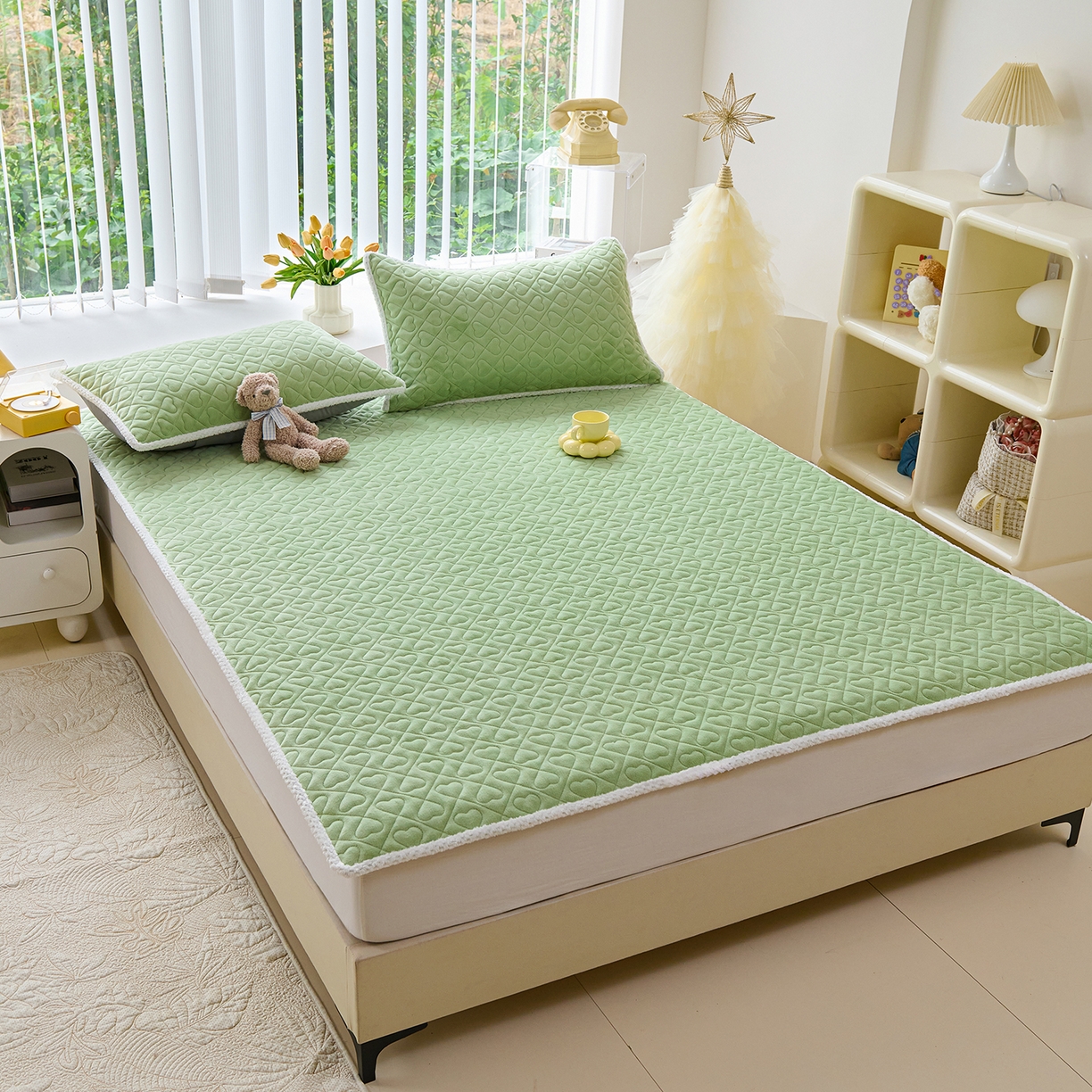 91家纺网 家纺一手货源 找家纺 拾小柒 2025年新款牛奶绒防滑床护垫加厚床垫隔脏垫冬季褥子床盖三件套 淡绿