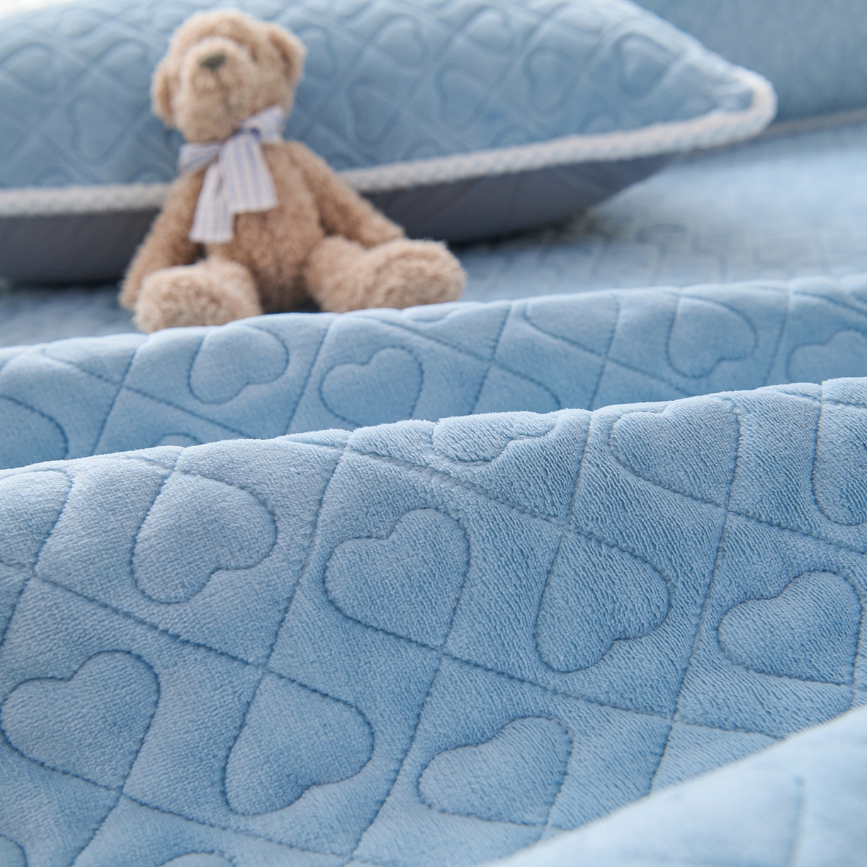 91家纺网 家纺一手货源 找家纺 拾小柒 2025年新款牛奶绒防滑床护垫加厚床垫隔脏垫冬季褥子床盖三件套 浅水兰