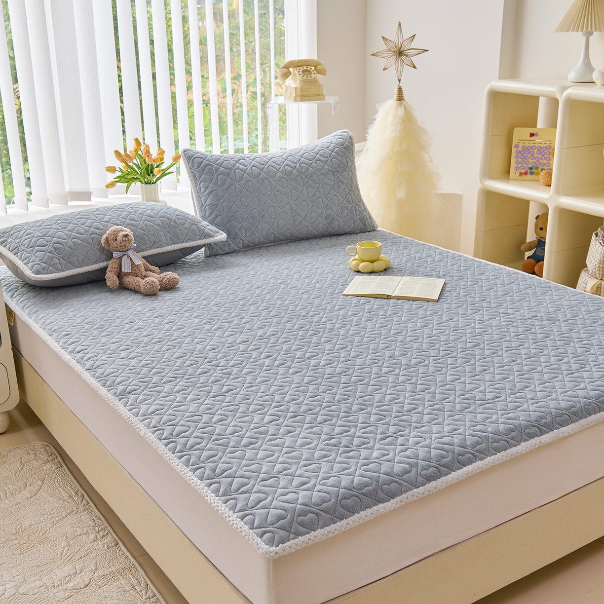 91家纺网 家纺一手货源 找家纺 拾小柒 2025年新款牛奶绒防滑床护垫加厚床垫隔脏垫冬季褥子床盖三件套 浅灰