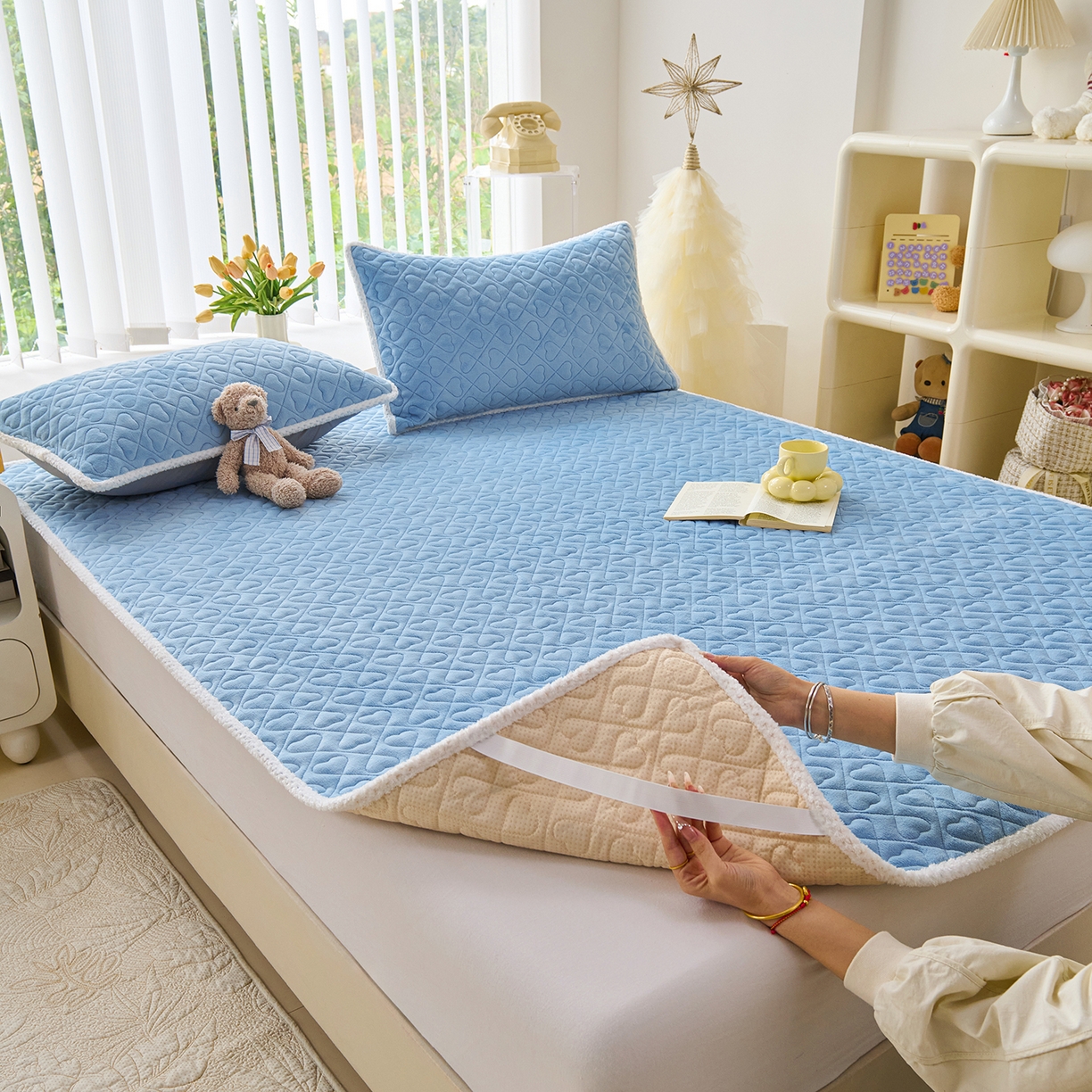 91家纺网 家纺一手货源 找家纺 拾小柒 2025年新款牛奶绒防滑床护垫加厚床垫隔脏垫冬季褥子床盖三件套 浅水兰