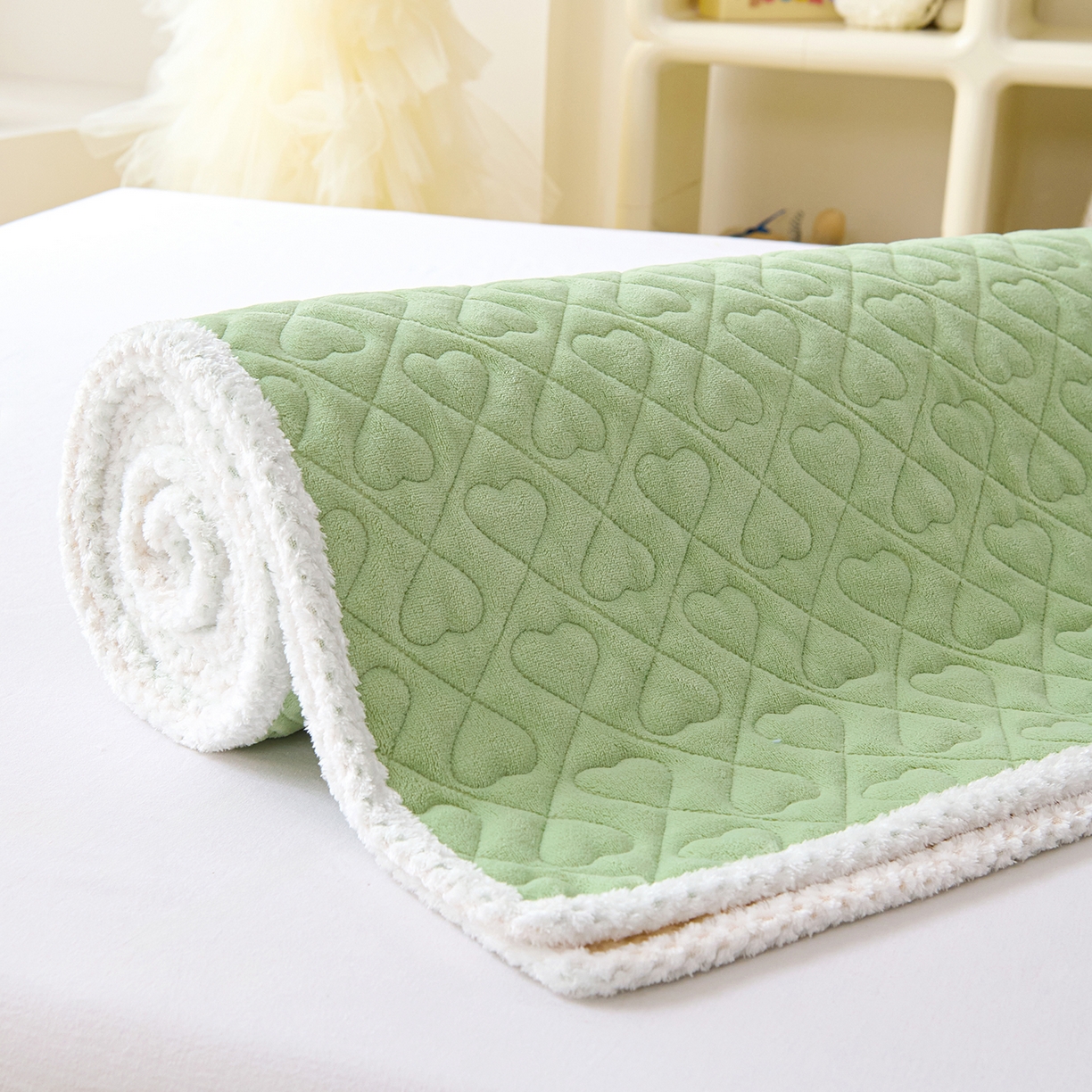 91家纺网 家纺一手货源 找家纺 拾小柒 2025年新款牛奶绒防滑床护垫加厚床垫隔脏垫冬季褥子床盖三件套 淡绿