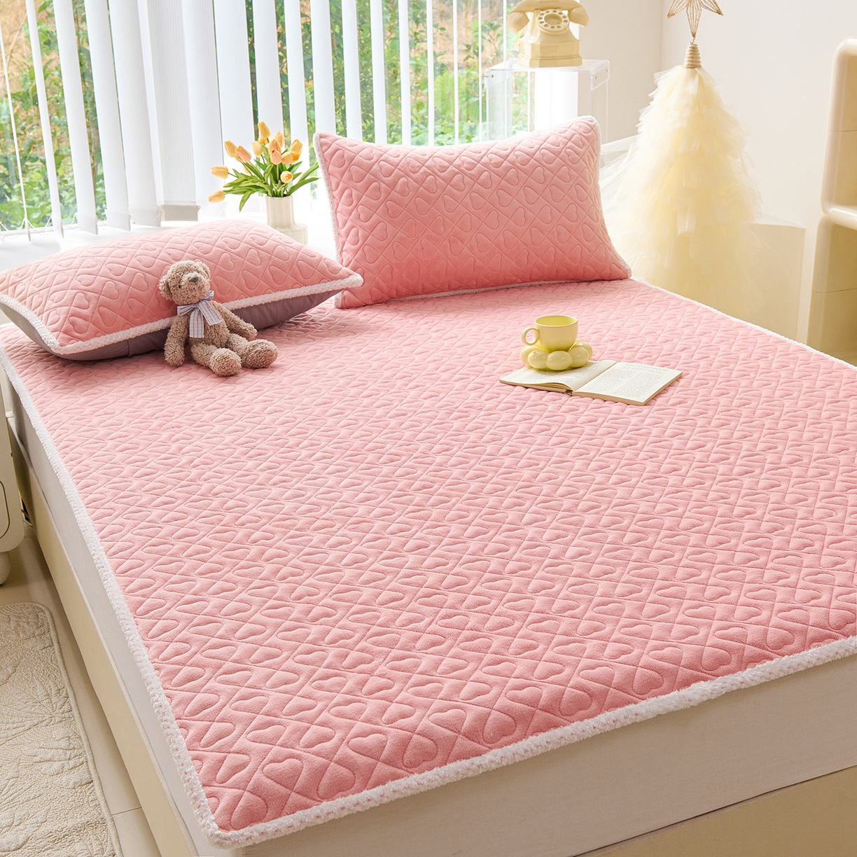 91家纺网 家纺一手货源 找家纺 拾小柒 2025年新款牛奶绒防滑床护垫加厚床垫隔脏垫冬季褥子床盖三件套 浅粉