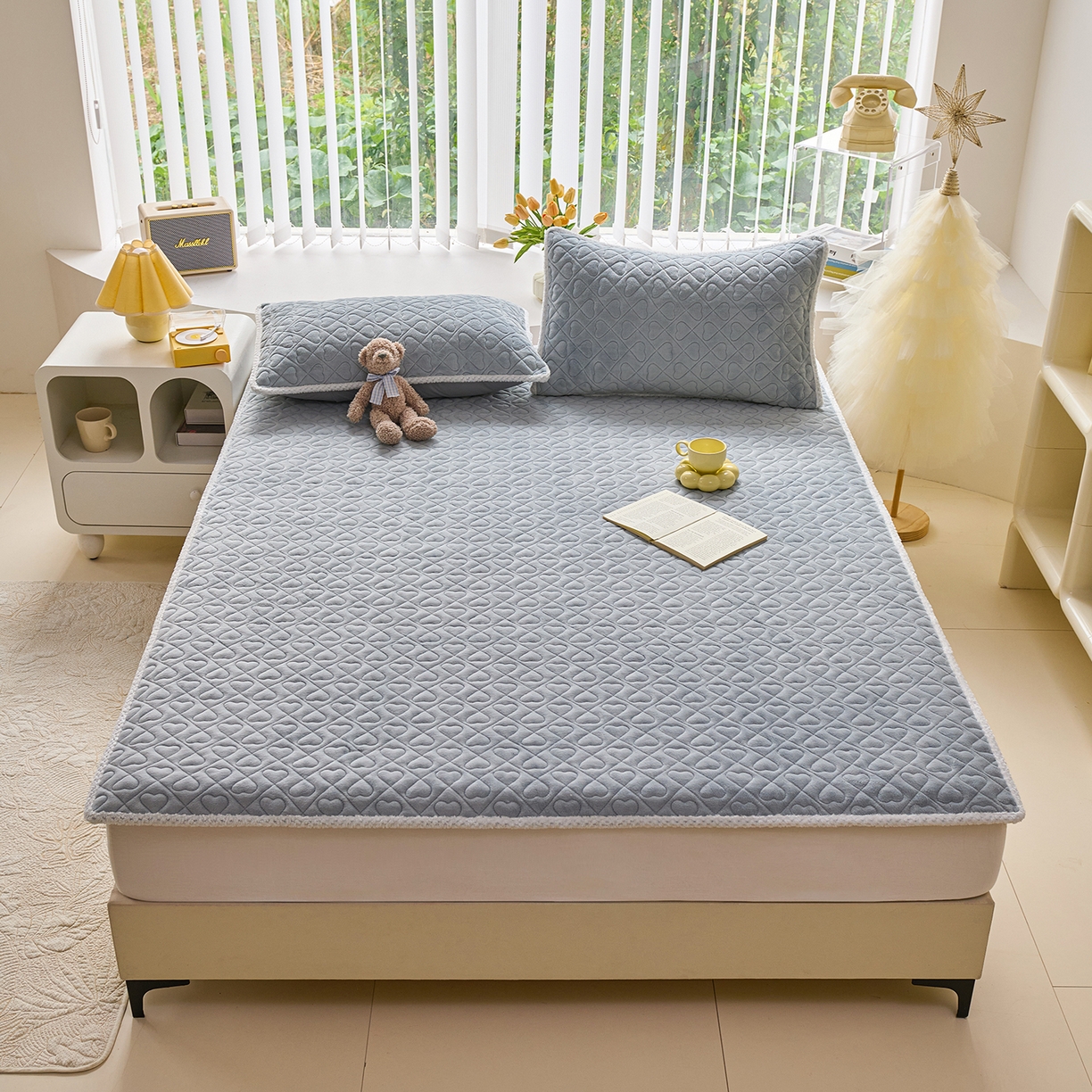 91家纺网 家纺一手货源 找家纺 拾小柒 2025年新款牛奶绒防滑床护垫加厚床垫隔脏垫冬季褥子床盖三件套 浅灰