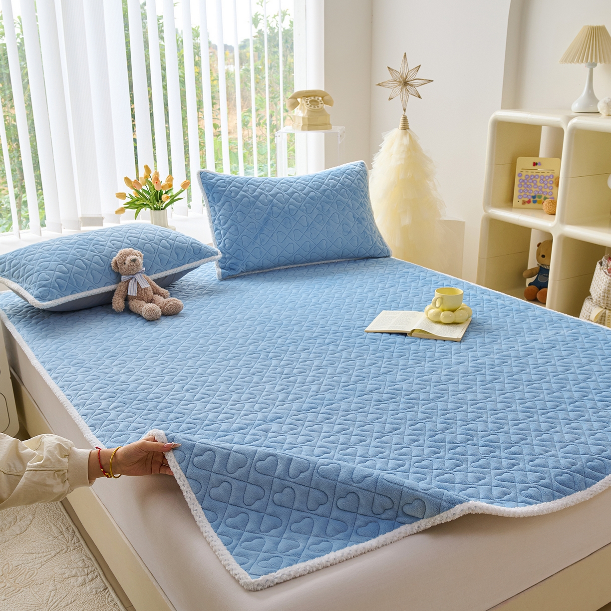 91家纺网 家纺一手货源 找家纺 拾小柒 2025年新款牛奶绒防滑床护垫加厚床垫隔脏垫冬季褥子床盖三件套 浅水兰