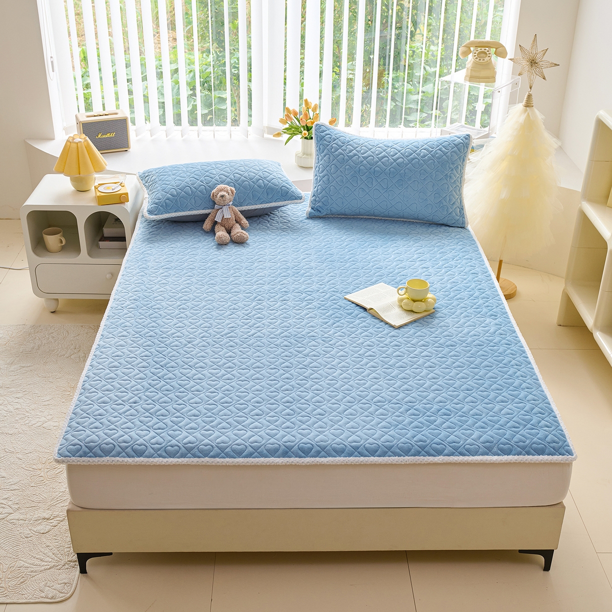 91家纺网 家纺一手货源 找家纺 拾小柒 2025年新款牛奶绒防滑床护垫加厚床垫隔脏垫冬季褥子床盖三件套 浅水兰