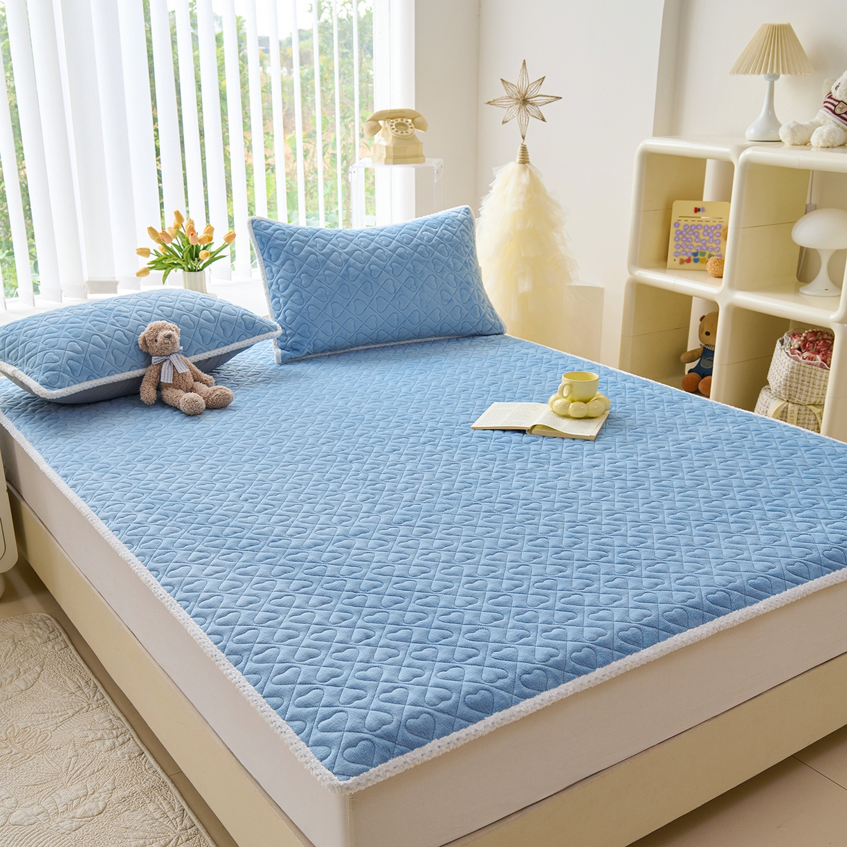 91家纺网 家纺一手货源 找家纺 拾小柒 2025年新款牛奶绒防滑床护垫加厚床垫隔脏垫冬季褥子床盖三件套 浅水兰