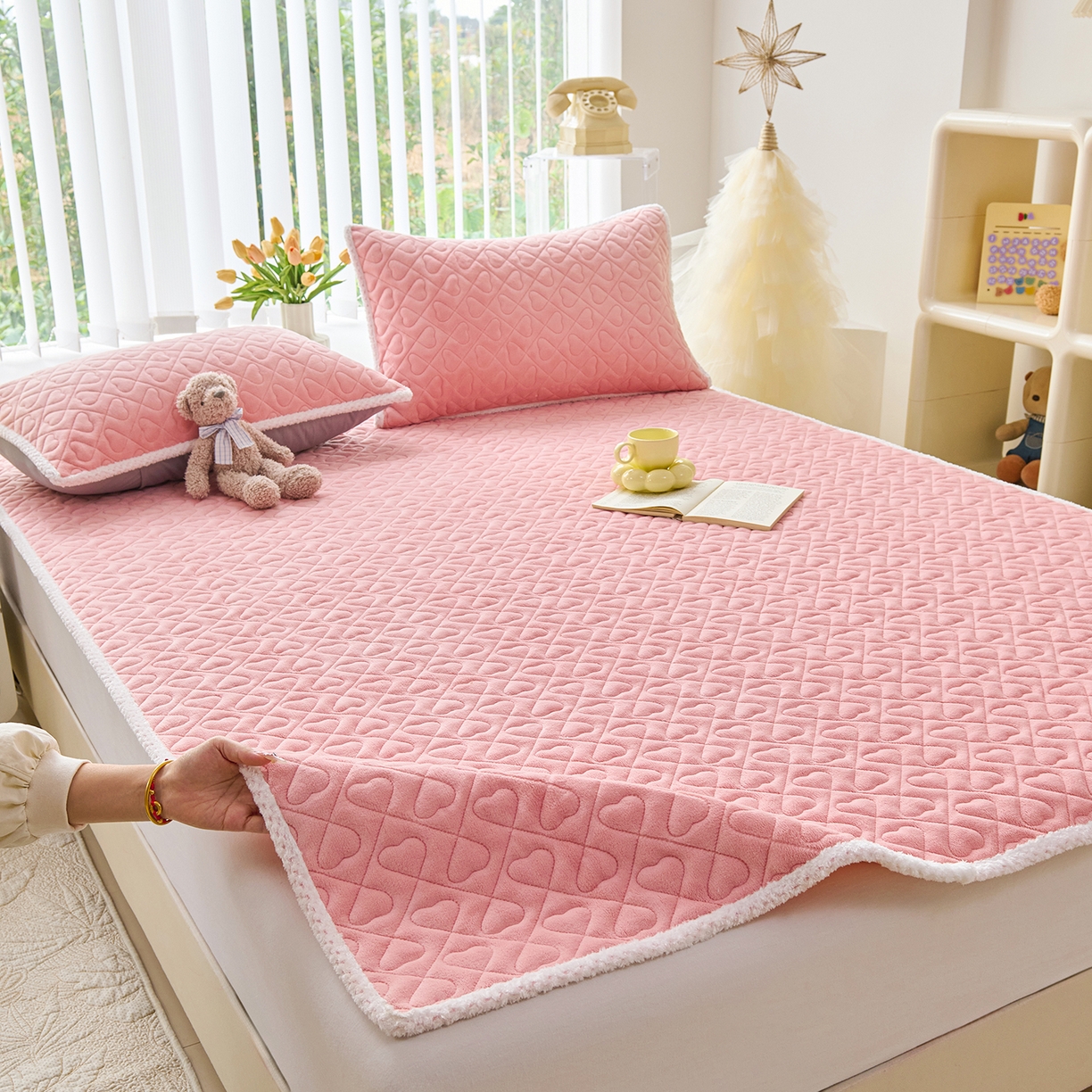 91家纺网 家纺一手货源 找家纺 拾小柒 2025年新款牛奶绒防滑床护垫加厚床垫隔脏垫冬季褥子床盖三件套 浅粉