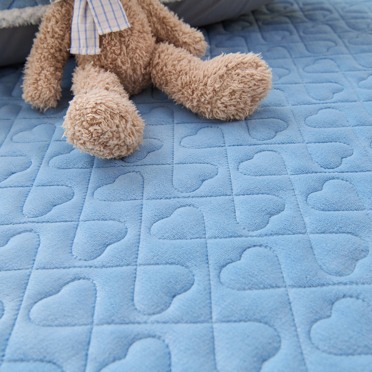 91家纺网 家纺一手货源 找家纺 拾小柒 2025年新款牛奶绒防滑床护垫加厚床垫隔脏垫冬季褥子床盖三件套 浅水兰