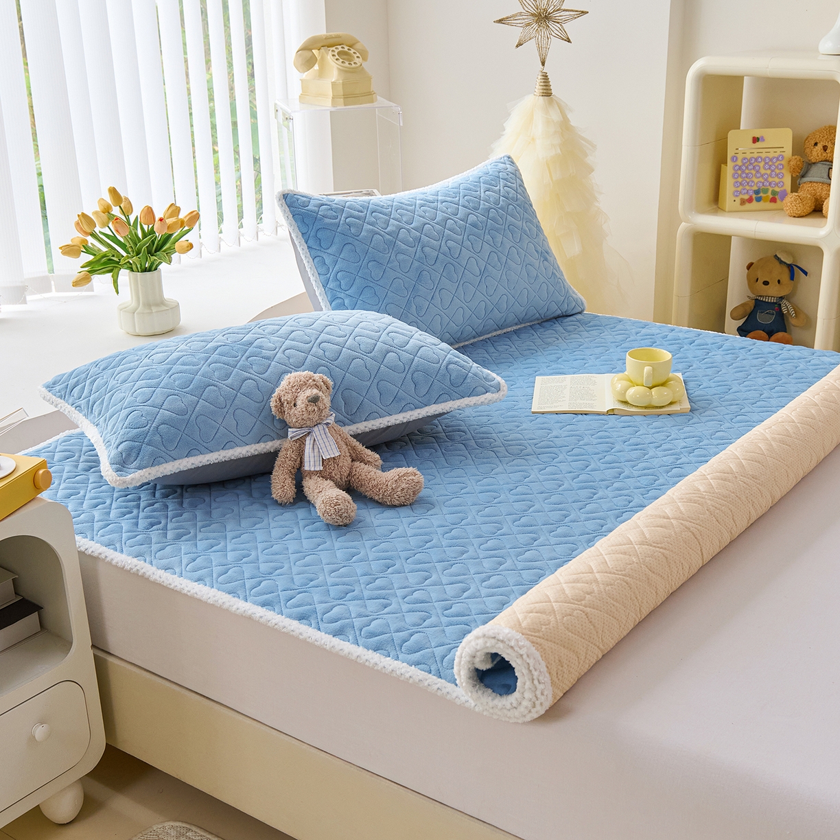 91家纺网 家纺一手货源 找家纺 拾小柒 2025年新款牛奶绒防滑床护垫加厚床垫隔脏垫冬季褥子床盖三件套 浅水兰