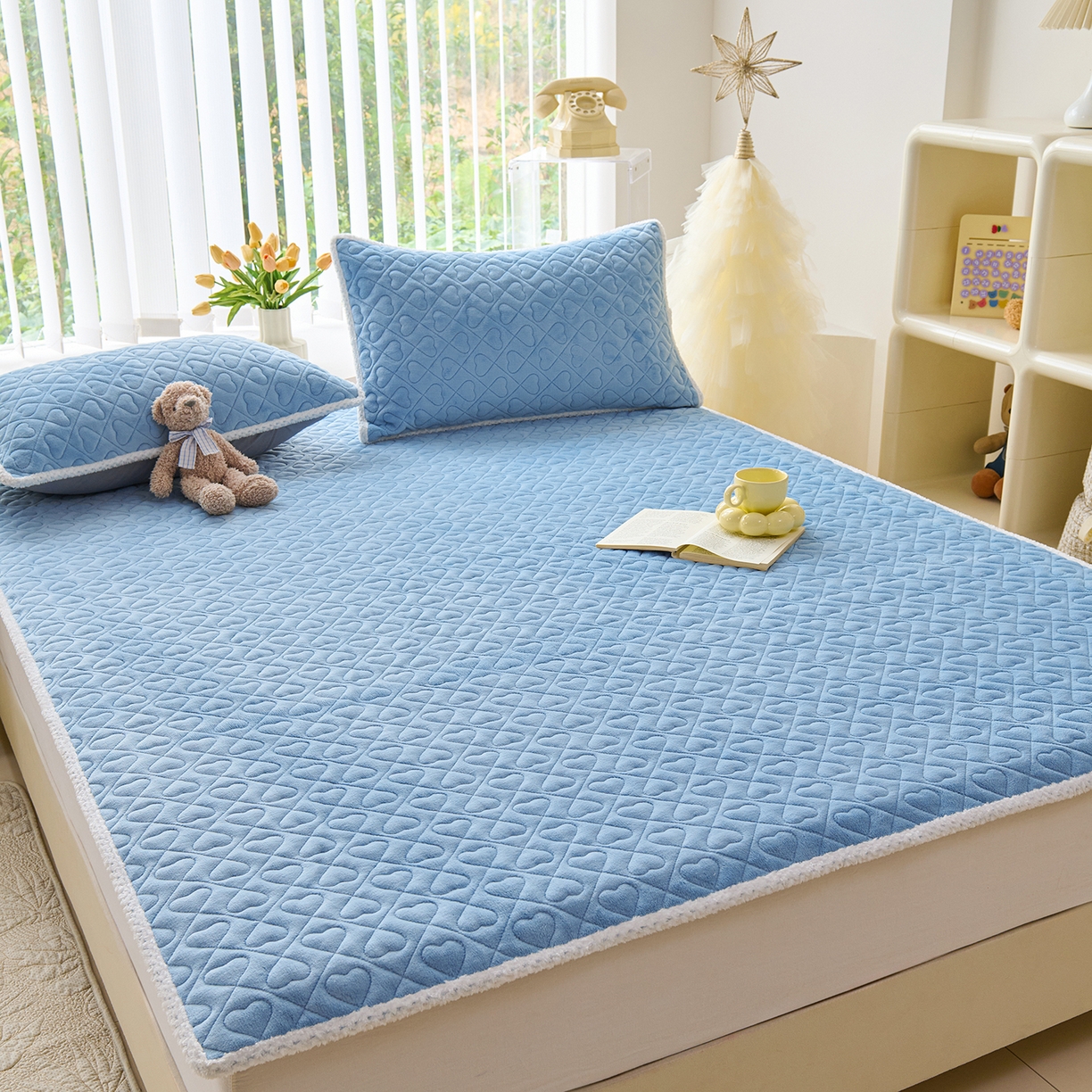 91家纺网 家纺一手货源 找家纺 拾小柒 2025年新款牛奶绒防滑床护垫加厚床垫隔脏垫冬季褥子床盖三件套 浅水兰