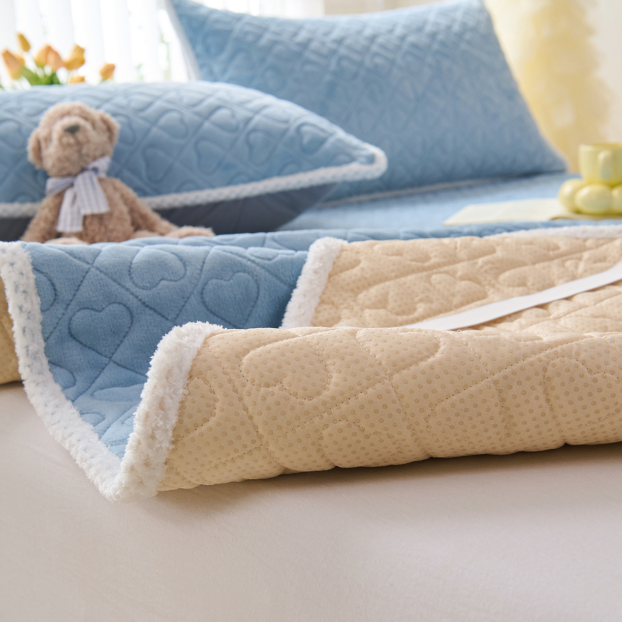 91家纺网 家纺一手货源 找家纺 拾小柒 2025年新款牛奶绒防滑床护垫加厚床垫隔脏垫冬季褥子床盖三件套 浅水兰