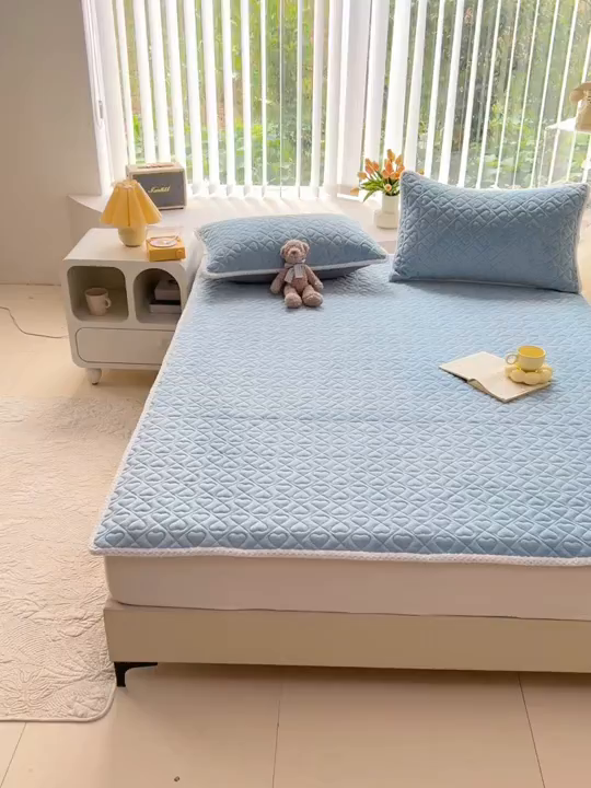 91家纺网 家纺一手货源 找家纺 拾小柒 2025年新款牛奶绒防滑床护垫加厚床垫隔脏垫冬季褥子床盖三件套 浅水兰