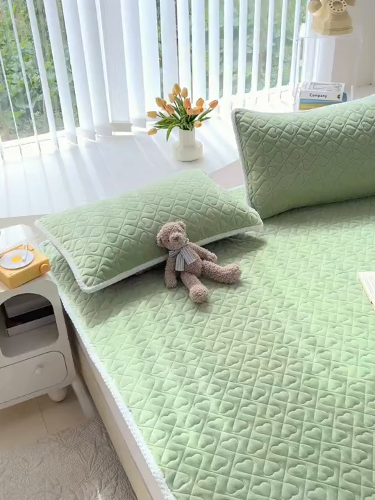 91家纺网 家纺一手货源 找家纺 （总）拾小柒 2025年新款牛奶绒防滑床护垫加厚床垫隔脏垫冬季褥子床盖三件套