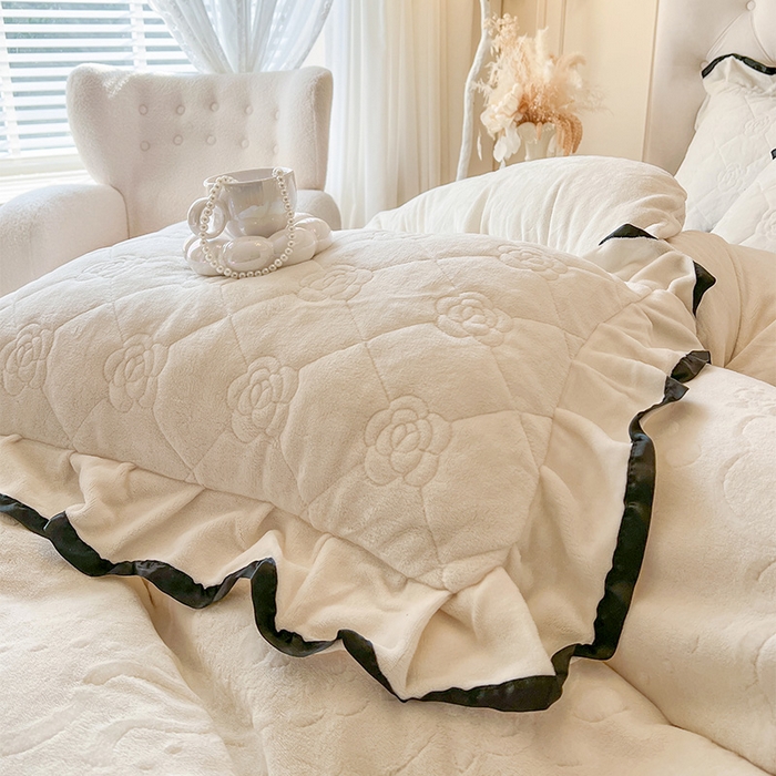 91家纺网 家纺一手货源 找家纺 （总）瑞宝 2025新款雕花牛奶绒花边夹棉床盖四件套-莫妮卡