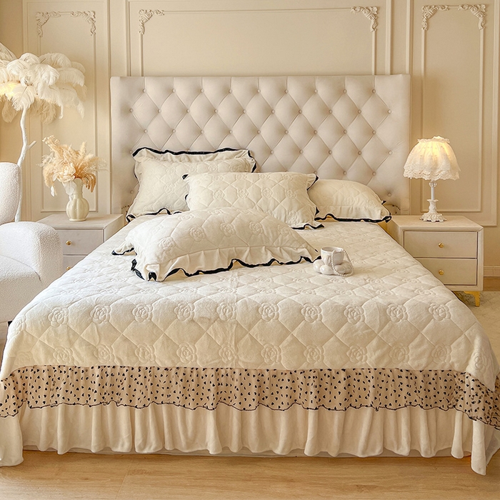 91家纺网 家纺一手货源 找家纺 （总）瑞宝 2025新款雕花牛奶绒花边夹棉床盖四件套-莫妮卡