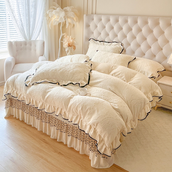 91家纺网 家纺一手货源 找家纺 （总）瑞宝 2025新款雕花牛奶绒花边夹棉床盖四件套-莫妮卡