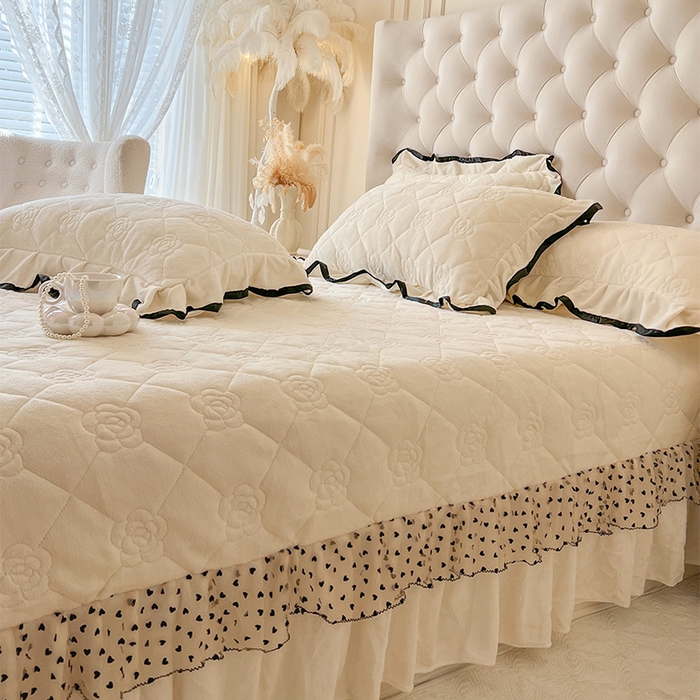 91家纺网 家纺一手货源 找家纺 （总）瑞宝 2025新款雕花牛奶绒花边夹棉床盖四件套-莫妮卡