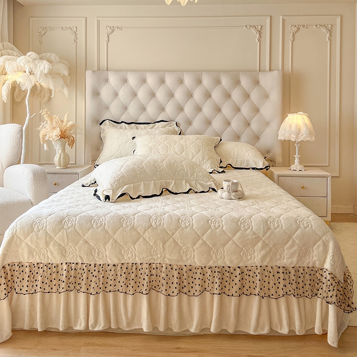 91家纺网 家纺一手货源 找家纺 （总）瑞宝 2025新款雕花牛奶绒花边夹棉床盖四件套-莫妮卡