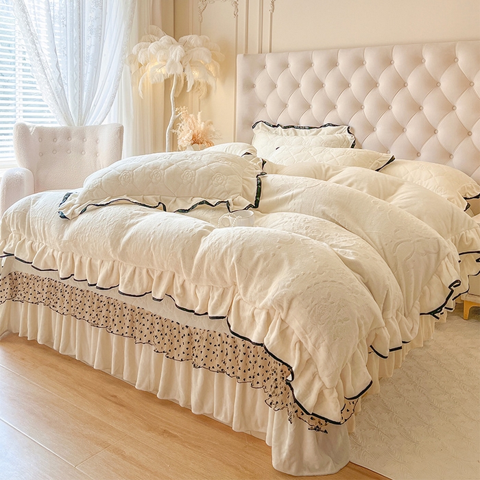 91家纺网 家纺一手货源 找家纺 （总）瑞宝 2025新款雕花牛奶绒花边夹棉床盖四件套-莫妮卡