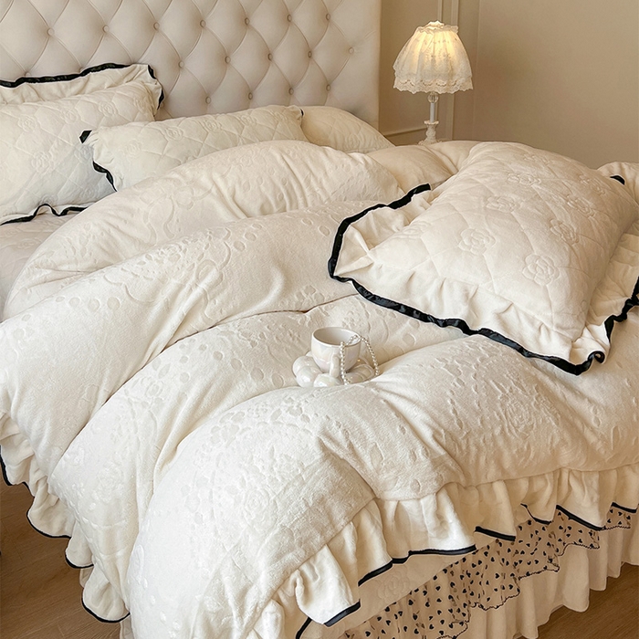 91家纺网 家纺一手货源 找家纺 （总）瑞宝 2025新款雕花牛奶绒花边夹棉床盖四件套-莫妮卡