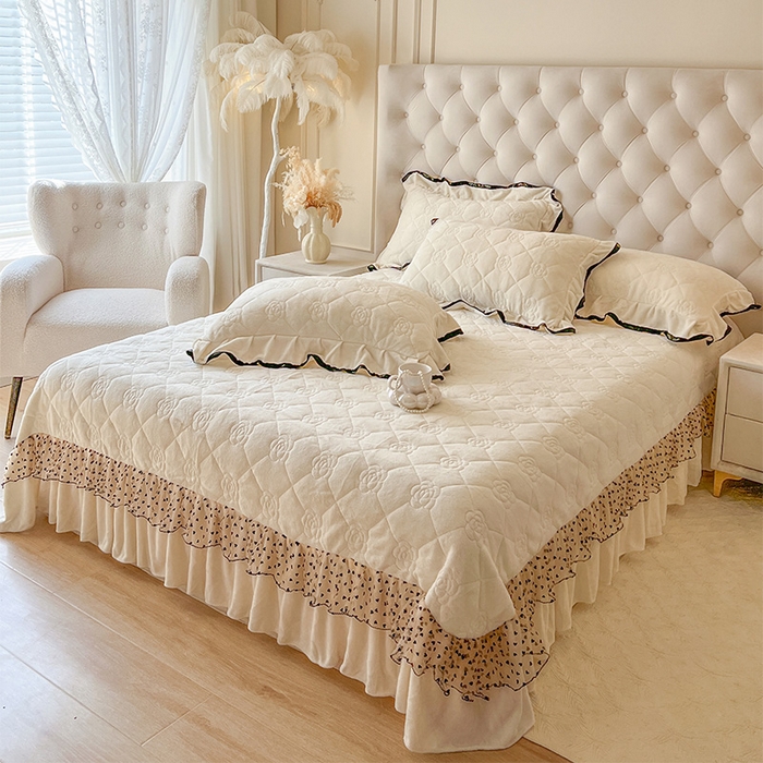 91家纺网 家纺一手货源 找家纺 （总）瑞宝 2025新款雕花牛奶绒花边夹棉床盖四件套-莫妮卡