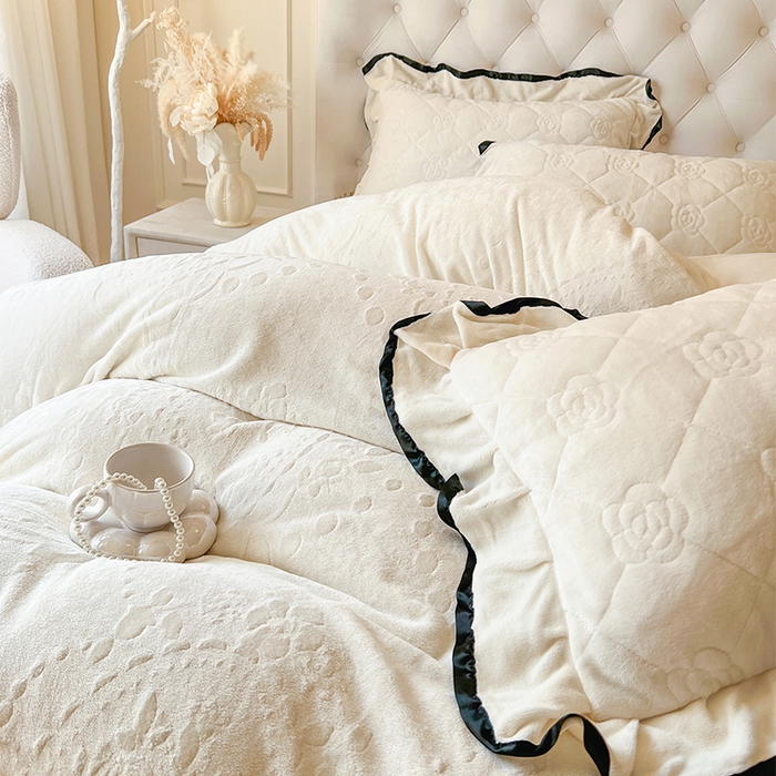91家纺网 家纺一手货源 找家纺 （总）瑞宝 2025新款雕花牛奶绒花边夹棉床盖四件套-莫妮卡