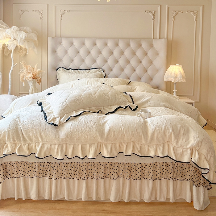 91家纺网 家纺一手货源 找家纺 （总）瑞宝 2025新款雕花牛奶绒花边夹棉床盖四件套-莫妮卡