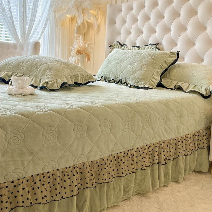 91家纺网 家纺一手货源 找家纺 瑞宝 2025新款雕花牛奶绒花边夹棉床盖四件套-莫妮卡 抹茶绿