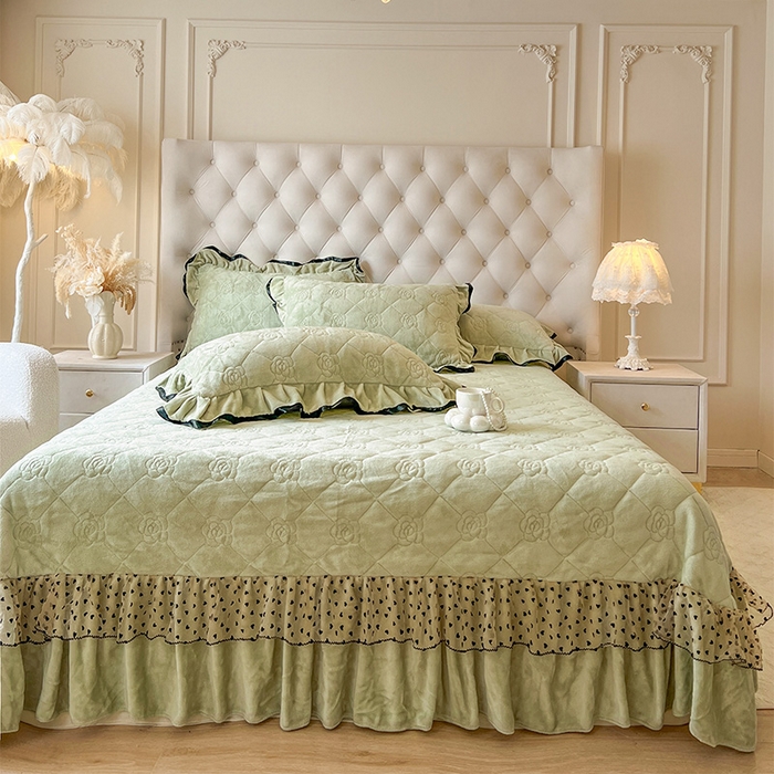 91家纺网 家纺一手货源 找家纺 瑞宝 2025新款雕花牛奶绒花边夹棉床盖四件套-莫妮卡 抹茶绿