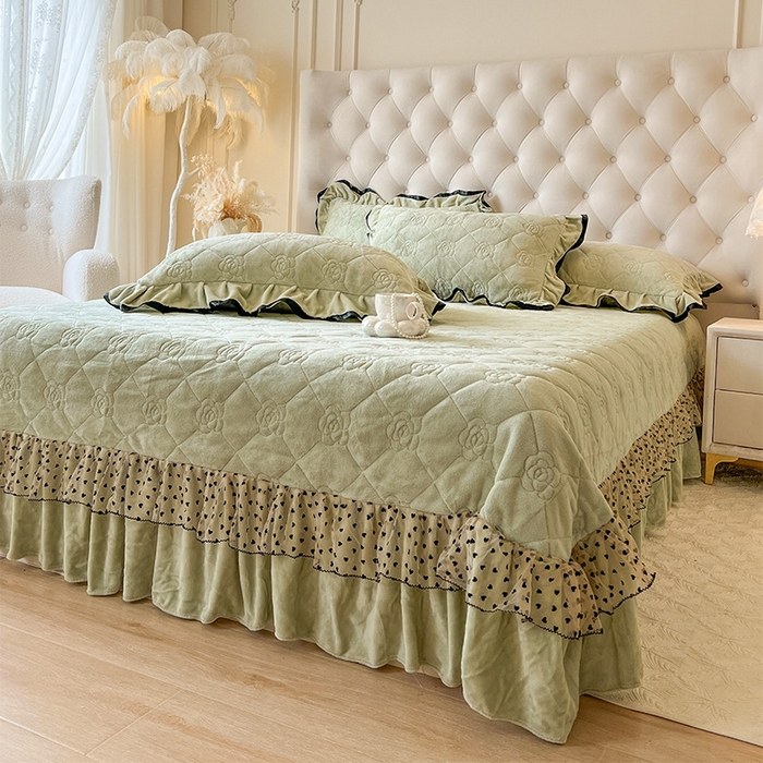 91家纺网 家纺一手货源 找家纺 瑞宝 2025新款雕花牛奶绒花边夹棉床盖四件套-莫妮卡 抹茶绿