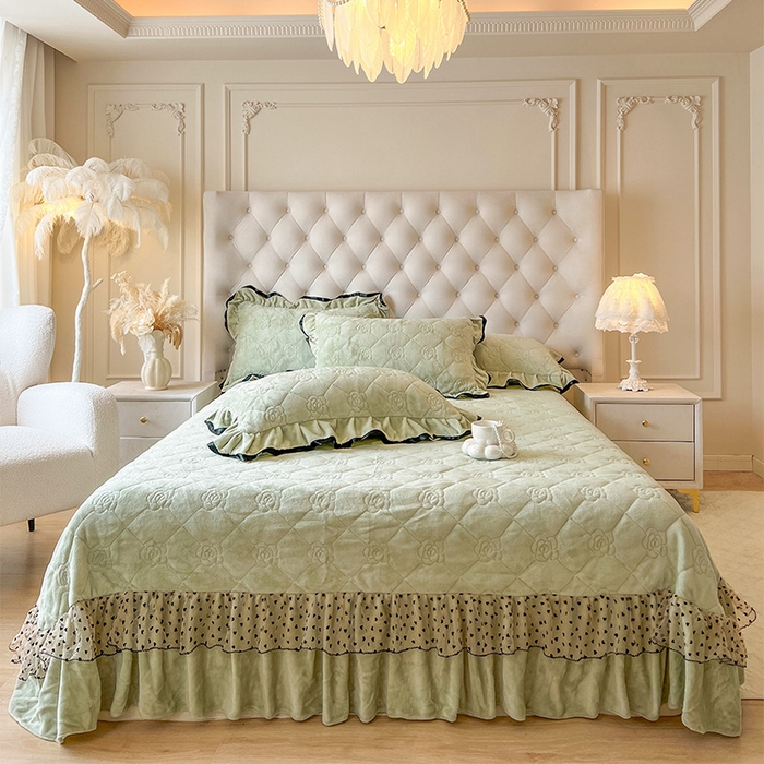 91家纺网 家纺一手货源 找家纺 瑞宝 2025新款雕花牛奶绒花边夹棉床盖四件套-莫妮卡 抹茶绿