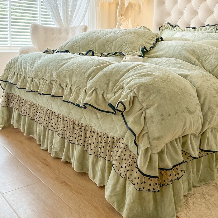 91家纺网 家纺一手货源 找家纺 瑞宝 2025新款雕花牛奶绒花边夹棉床盖四件套-莫妮卡 抹茶绿