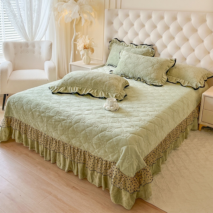 91家纺网 家纺一手货源 找家纺 瑞宝 2025新款雕花牛奶绒花边夹棉床盖四件套-莫妮卡 抹茶绿