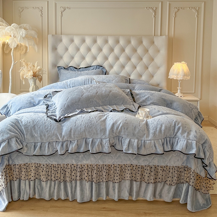 91家纺网 家纺一手货源 找家纺 瑞宝 2025新款雕花牛奶绒花边夹棉床盖四件套-莫妮卡 雾蓝