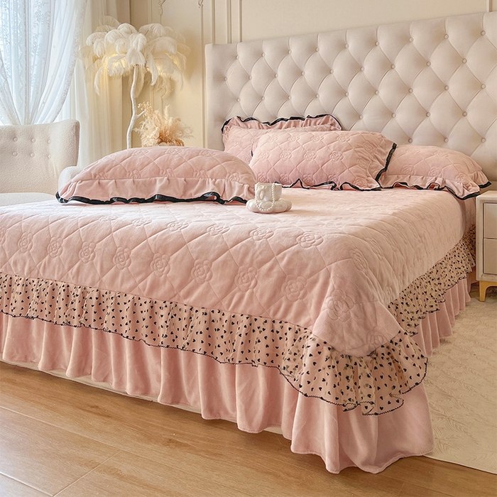 91家纺网 家纺一手货源 找家纺 瑞宝 2025新款雕花牛奶绒花边夹棉床盖四件套-莫妮卡 少女粉