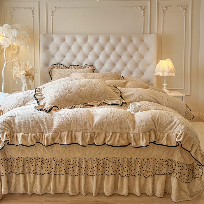 91家纺网 家纺一手货源 找家纺 瑞宝 2025新款雕花牛奶绒花边夹棉床盖四件套-莫妮卡 奶茶咖