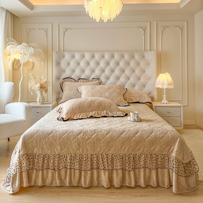 91家纺网 家纺一手货源 找家纺 瑞宝 2025新款雕花牛奶绒花边夹棉床盖四件套-莫妮卡 奶茶咖