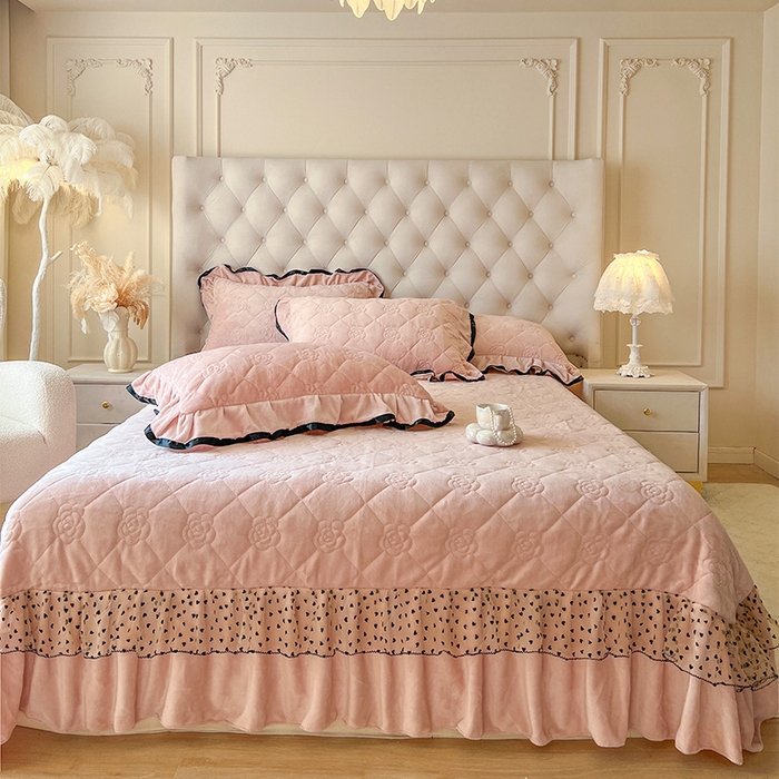 91家纺网 家纺一手货源 找家纺 瑞宝 2025新款雕花牛奶绒花边夹棉床盖四件套-莫妮卡 少女粉