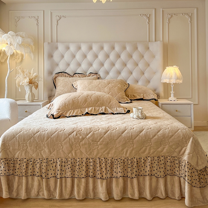 91家纺网 家纺一手货源 找家纺 瑞宝 2025新款雕花牛奶绒花边夹棉床盖四件套-莫妮卡 奶茶咖