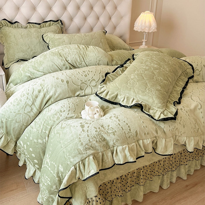 91家纺网 家纺一手货源 找家纺 瑞宝 2025新款雕花牛奶绒花边夹棉床盖四件套-莫妮卡 抹茶绿