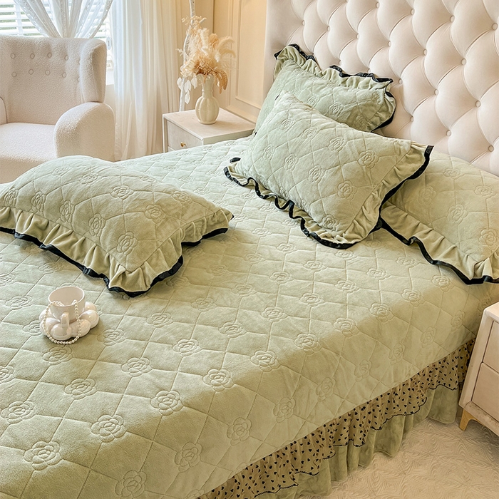 91家纺网 家纺一手货源 找家纺 瑞宝 2025新款雕花牛奶绒花边夹棉床盖四件套-莫妮卡 抹茶绿