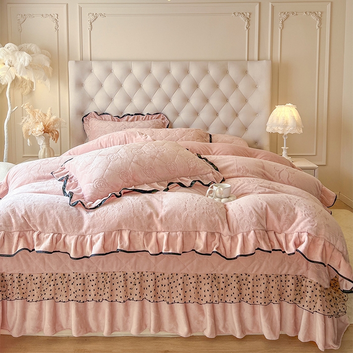 91家纺网 家纺一手货源 找家纺 瑞宝 2025新款雕花牛奶绒花边夹棉床盖四件套-莫妮卡 少女粉