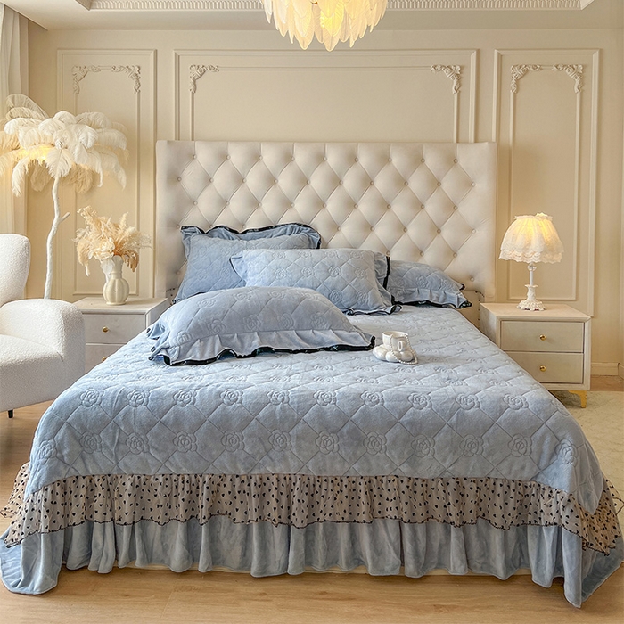 91家纺网 家纺一手货源 找家纺 瑞宝 2025新款雕花牛奶绒花边夹棉床盖四件套-莫妮卡 雾蓝